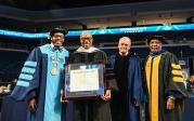 杰伊•哈里斯 receives an honorary degree